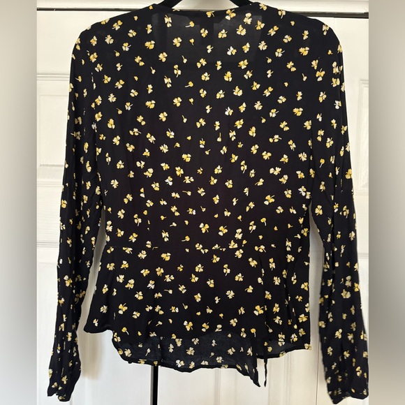 HM sz 10 wrap top - Picture 3 of 5